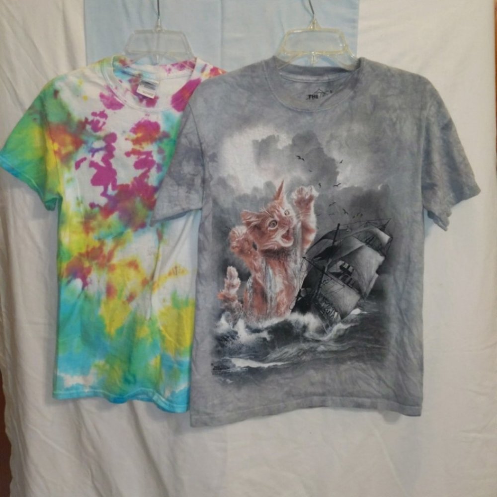 2 T-Shirts